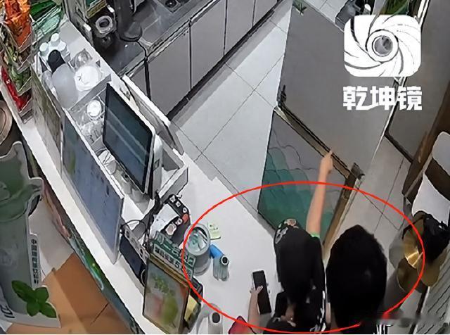 陕西延安，一男上司看上娇俏的女下属，在工作期间对女下属进行侵犯，先是趁其不注意用