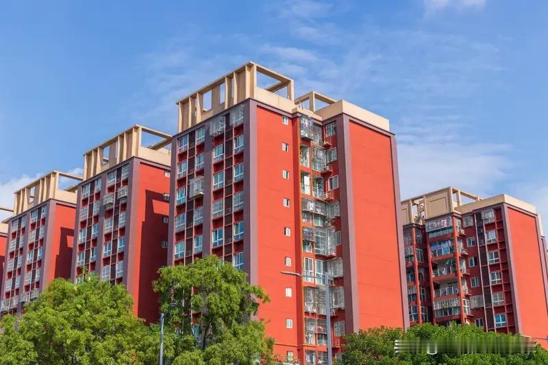 关于住房，大家看法差异还挺大。有人觉得楼房就是“圈养工人”的，想想也有道理。每天