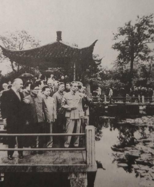 1973年9月，周总理接待法国总统蓬皮杜。这是他们游览杭州西湖的真实样貌。周总理