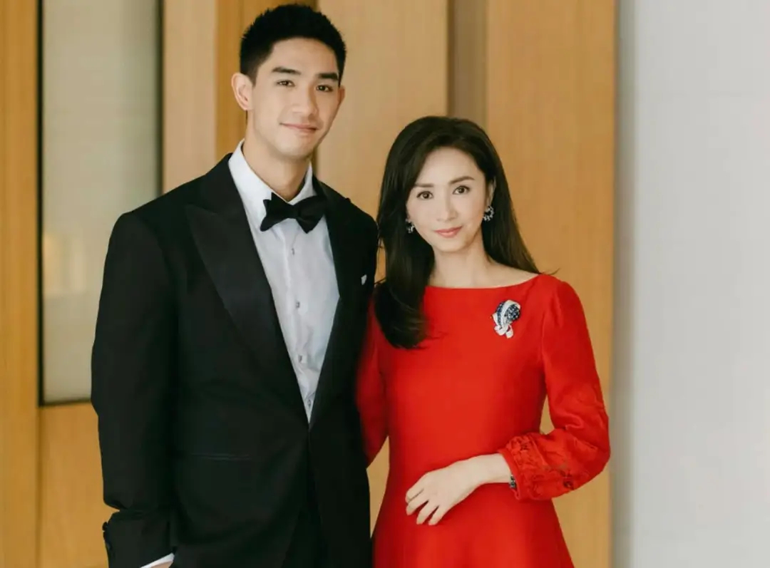 吴婉芳穿旧裙参加二儿子婚礼，小女儿手部有残缺，二儿媳穿旗袍美 