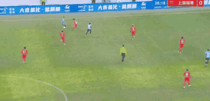 毛伟杰边线附近腾转挪移，连续摆脱上海海港多人的贴身拦截封堵突围到中路，准确的分球