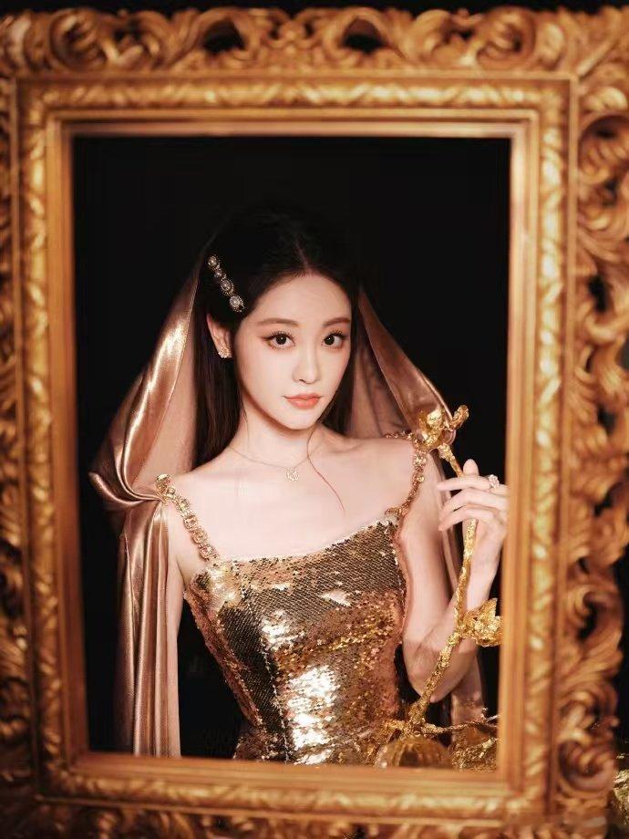 祝绪丹 金枝玉叶具象化祝绪丹盛典这身金裙也太绝了！身姿挺拔贵气拉满，浅笑眉眼弯弯