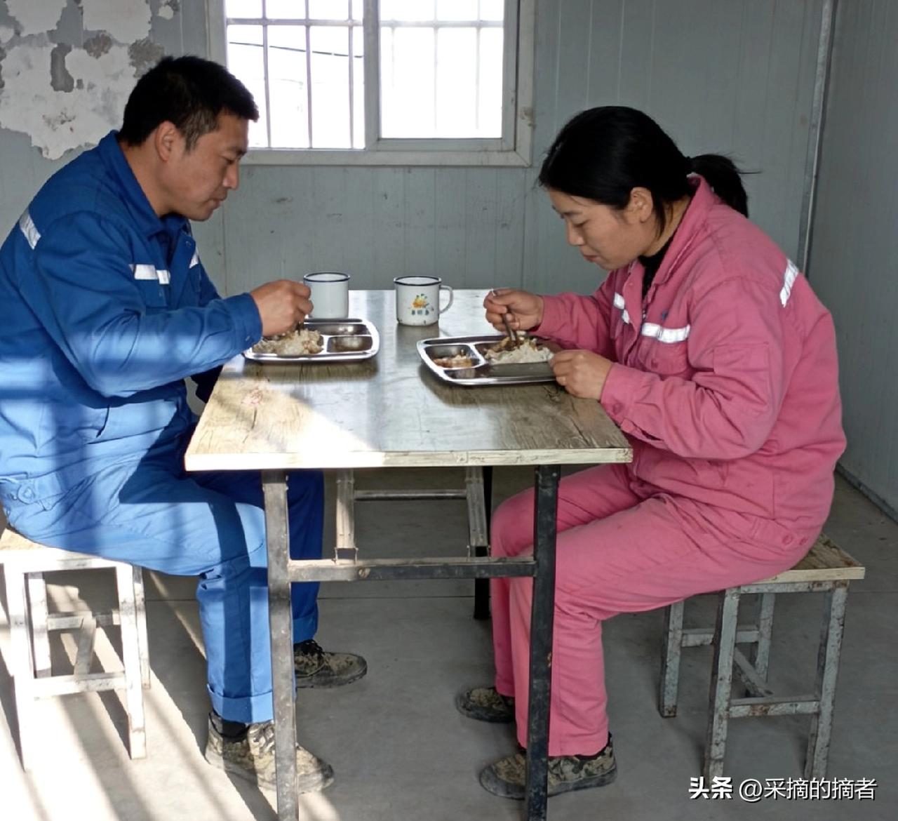 工地临时夫妻：到底是各取所需，还是动了真心？
 
很多人对工地“临时夫妻”有误解