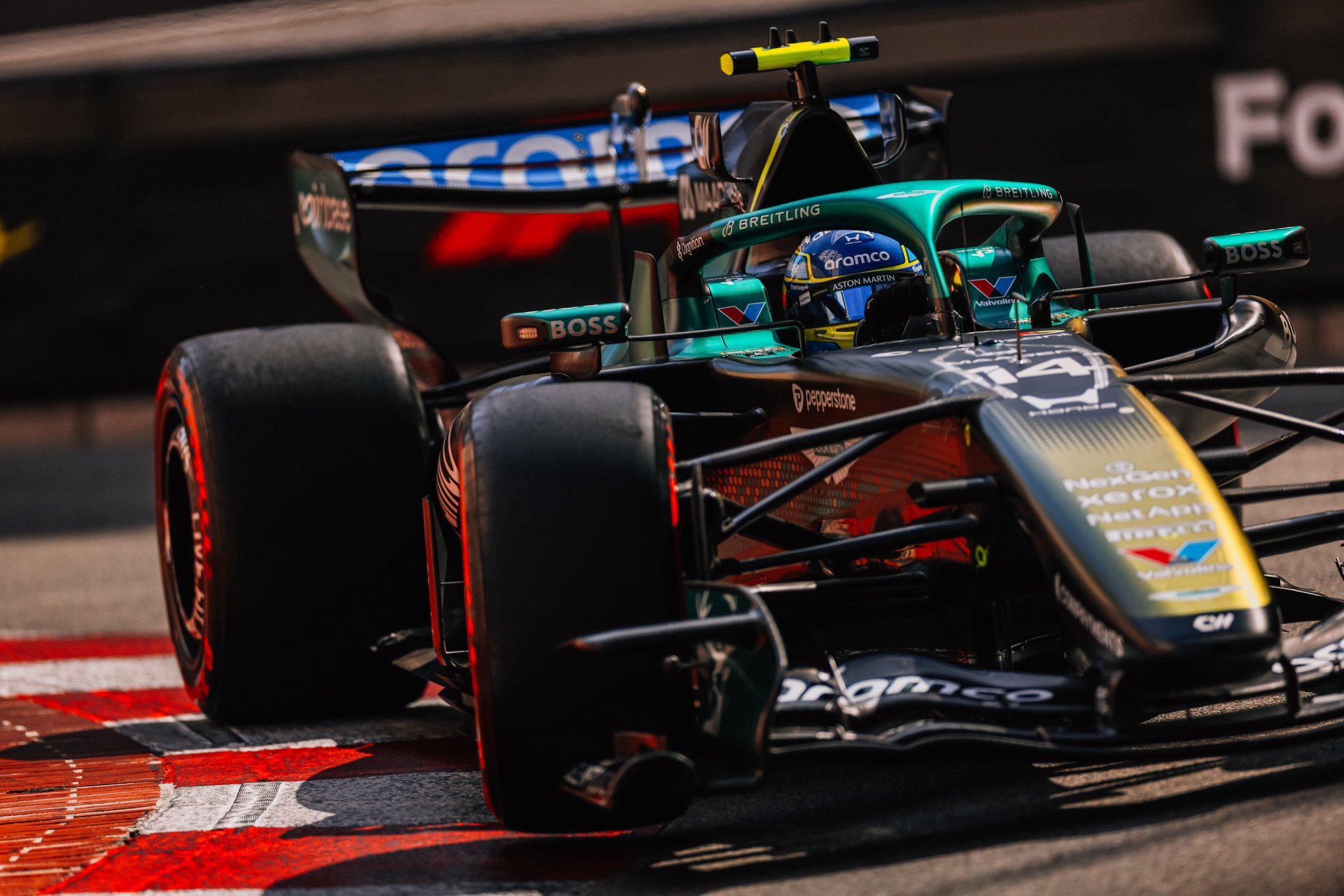 f1 由于佩雷兹因发车格违规被罚10秒，阿隆索递补升至第十名，收获了本赛季的首个