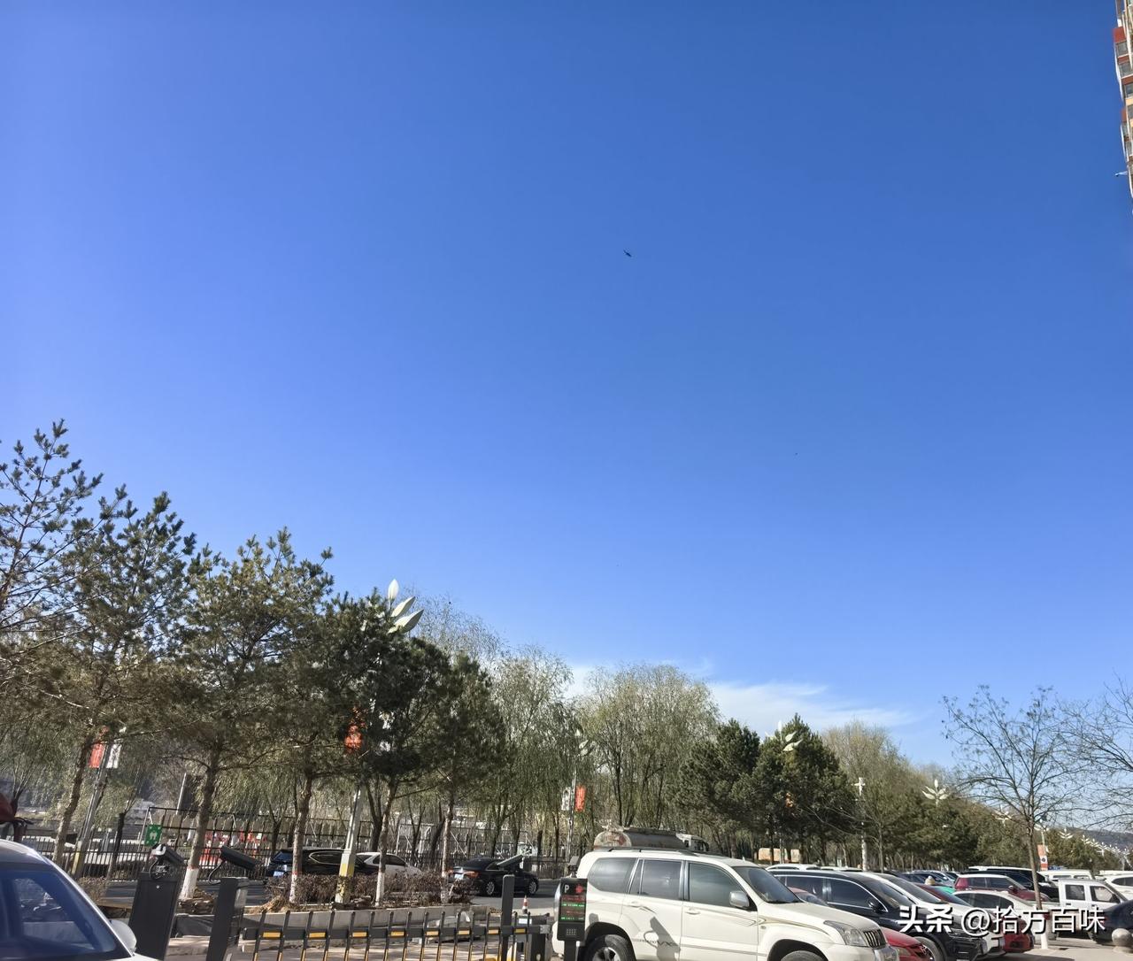 陕北冬天干燥、寒冷，万物凋零山也跟着光秃秃的格外荒凉，要说唯一的好处（美景）就是