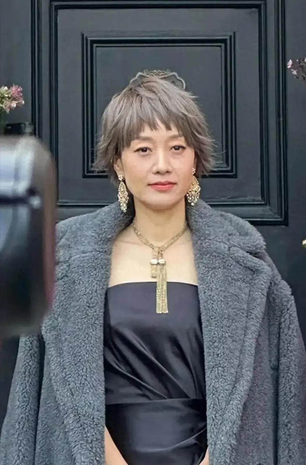 是不是女人上了岁数，头发就越来越炸起来？看马伊琍就是如此。可能不喜欢服帖的头发了