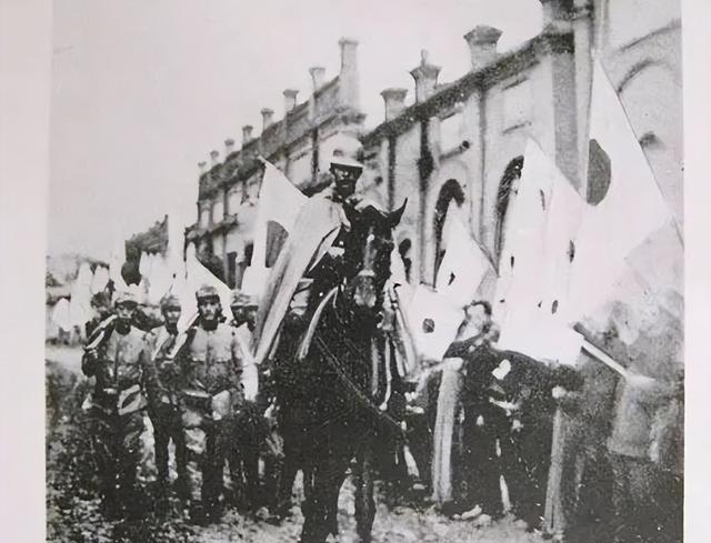 1939年，一连长缴获了一件日本军大衣，拿到杨成武眼前炫耀，不想，杨成武翻开大衣