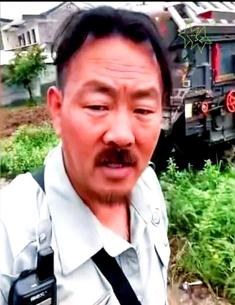 就差一句“走什么走”，600亩麦子和1800块钱，直接把收割机师傅卡在了田埂上。