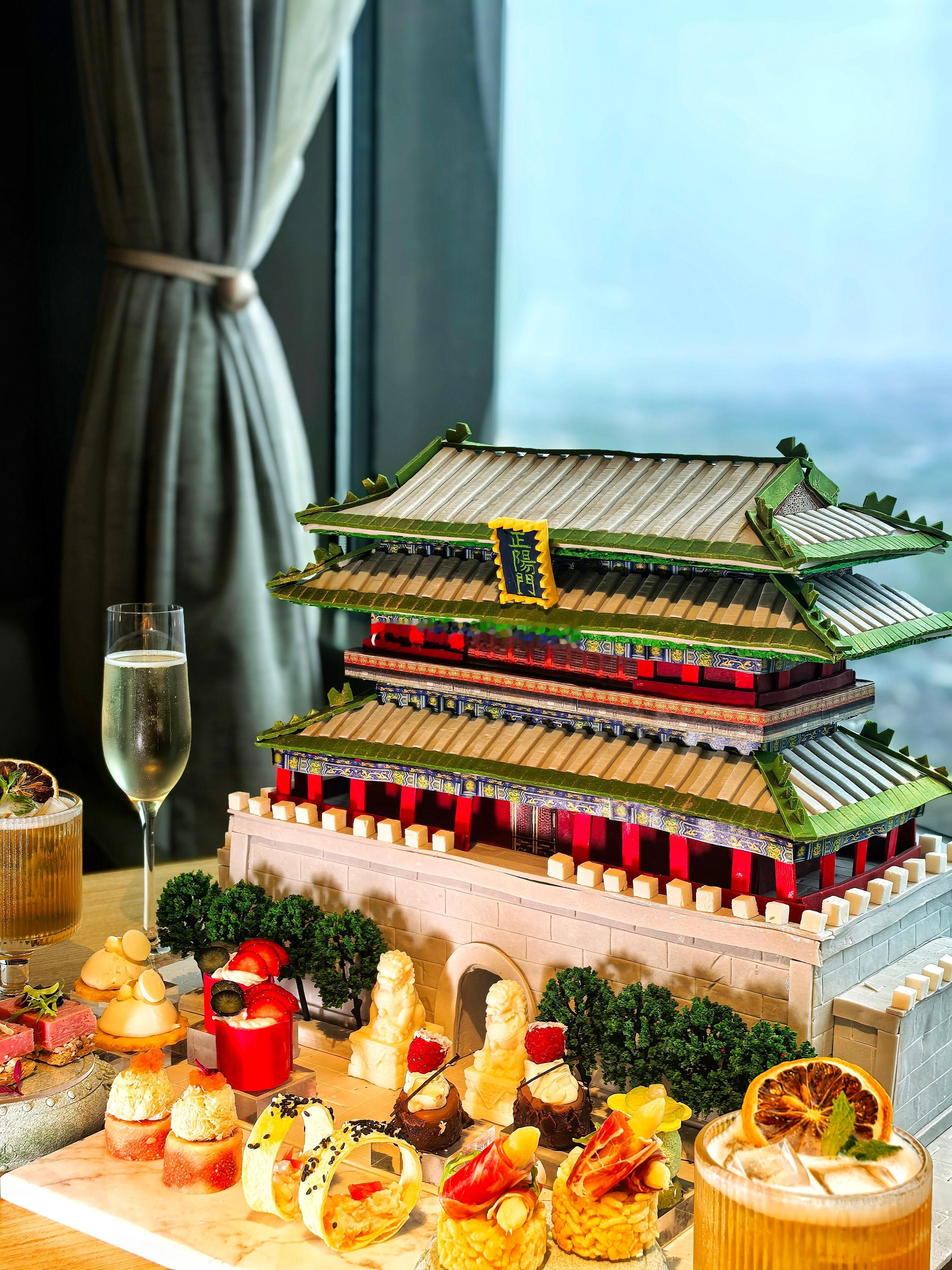 北京金茂万丽酒店「中轴线上」系列第三季，「正阳雅叙」主题下午茶如约而至。以正阳门