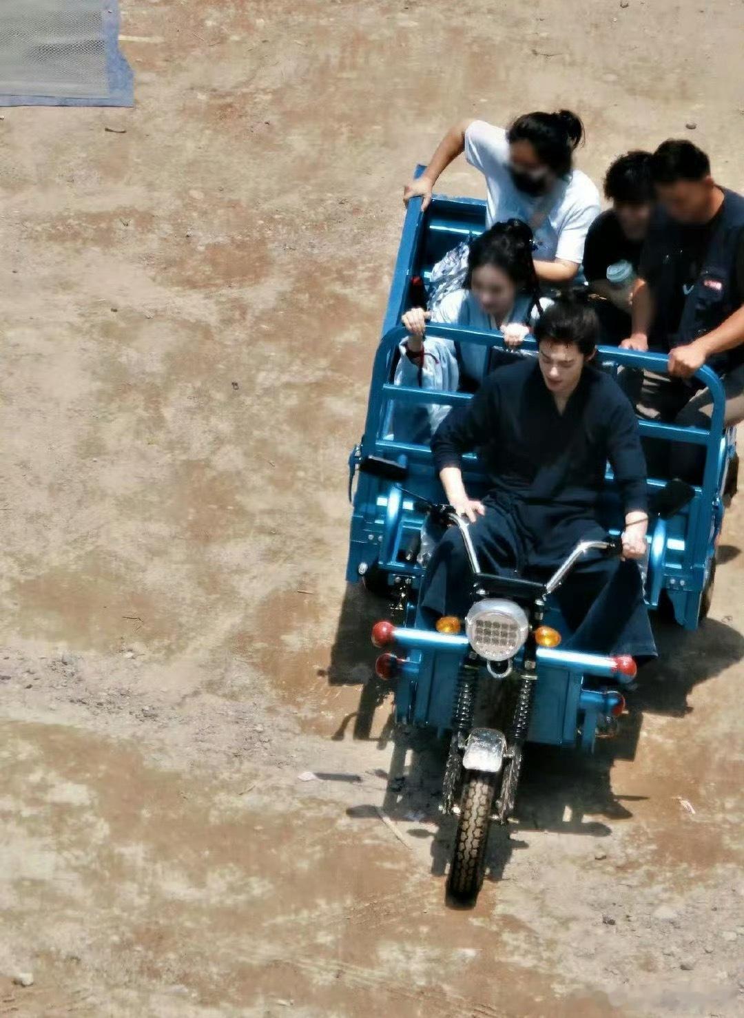 河堤还会骑三轮车🛺，这画面太接地气了 ​​​