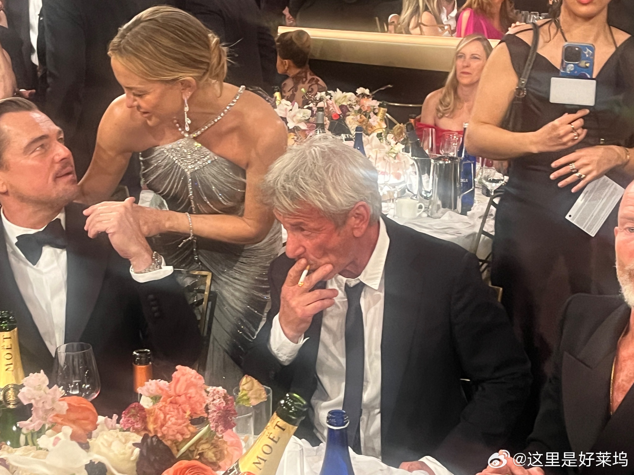 西恩潘金球奖室内吸烟西恩潘抽烟让小李子吸二手烟 昨日，西恩·潘（Sean Pen