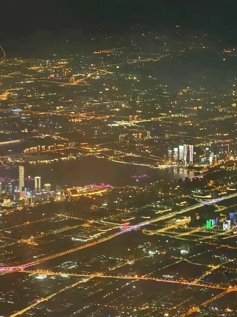 不懂就问，这是那个城市的夜景 ，应该没人知道吧！#💕这座城市# #这座城市空空