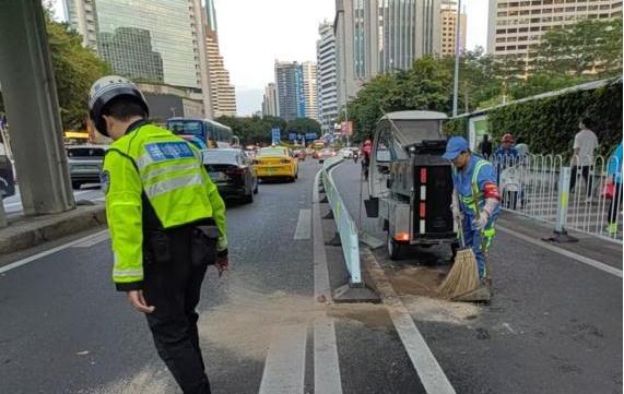 近日，在越秀区环市东路花园酒店附近，一辆轿车撞上护栏，导致汽油泄漏污染路面，并引