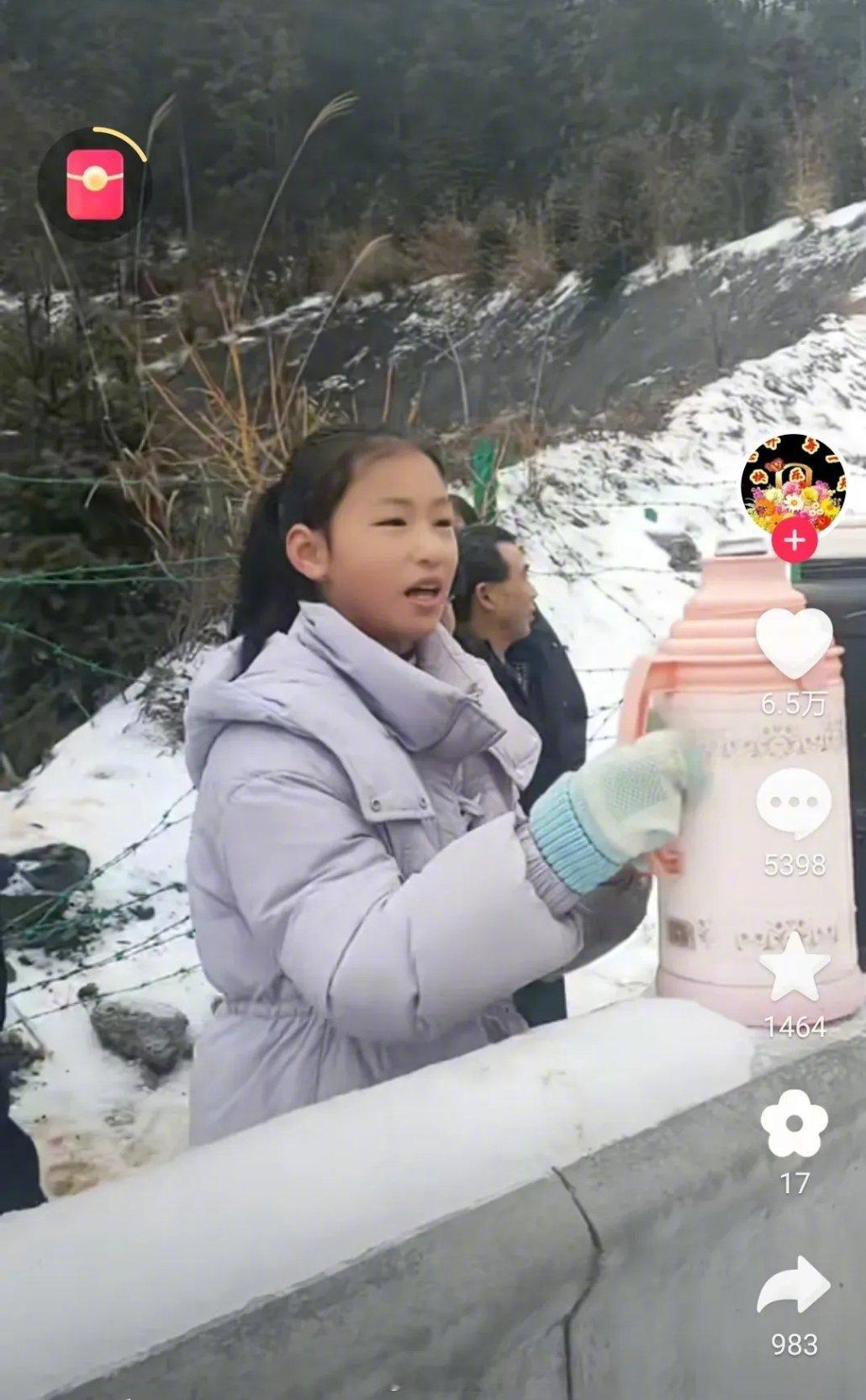 个人认为，开水可以免费，但是鸡蛋和泡面一定要给钱，路过的司机只是受困，不是贫困。