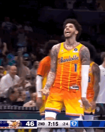 嘚瑟的三球和米勒！
三球抢断，快攻不上篮，拉出去三分命中；
米勒骑扣罗宾逊，下来