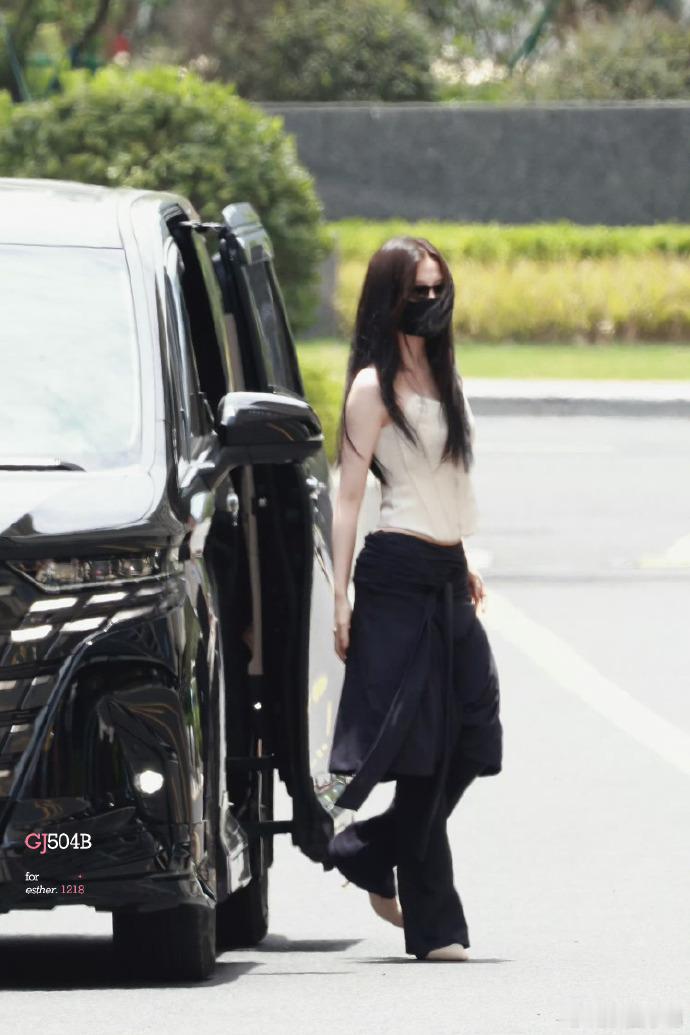 虞书欣温柔姐感式穿搭虞书欣的风格这么百变吗狠狠爱上欣欣这套姐系穿搭，柔和配色衬得