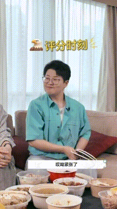 李维嘉眼里全是对自己高吃商的欣赏美食综艺里的李维嘉把懂吃刻进神态里，挑选菜品搭配