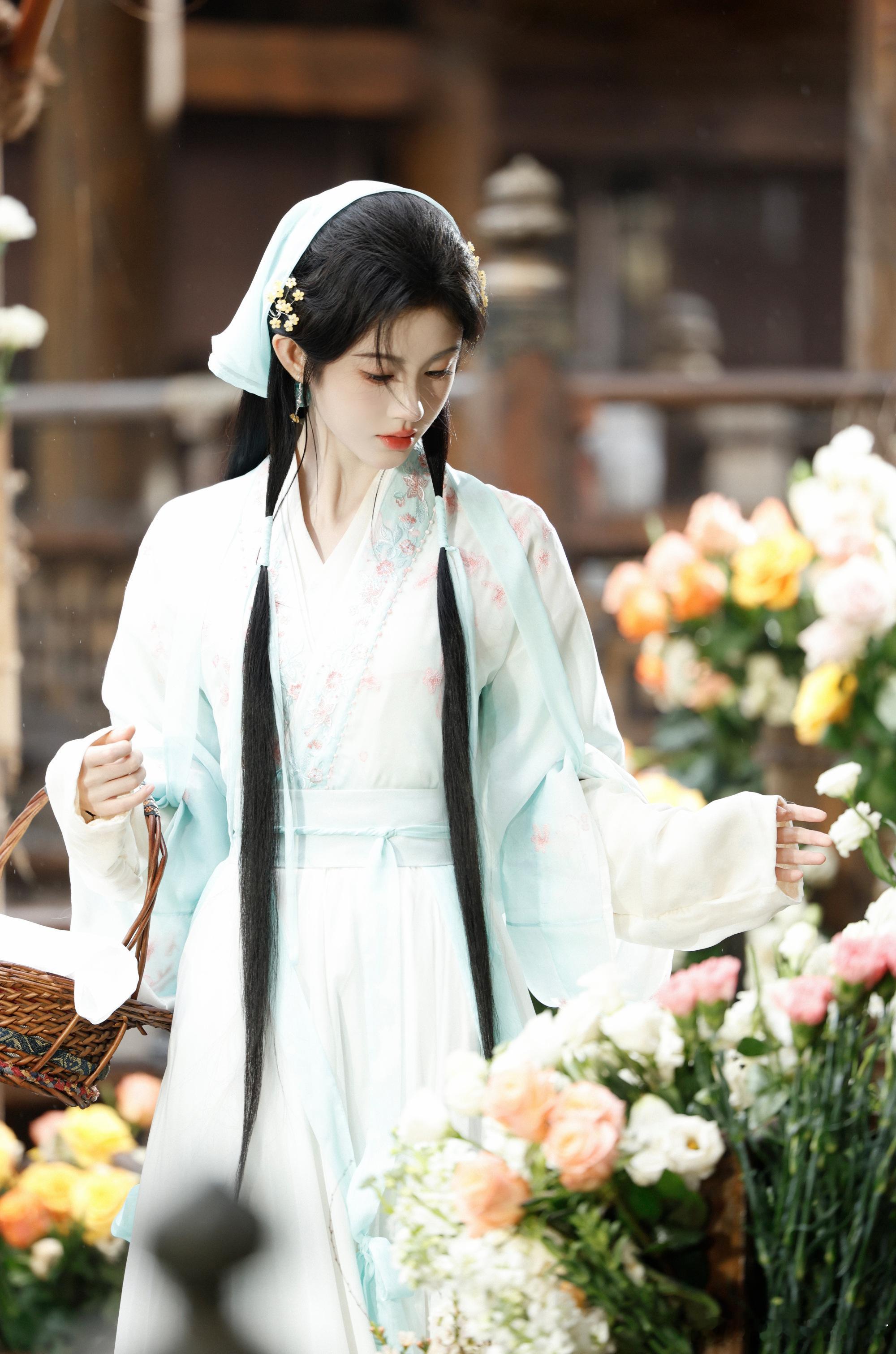 鞠婧祎月鳞绮纪收官鞠婧祎长文告别露芜衣鞠婧祎露芜衣把春天别在了耳后 舍不得和鞠婧