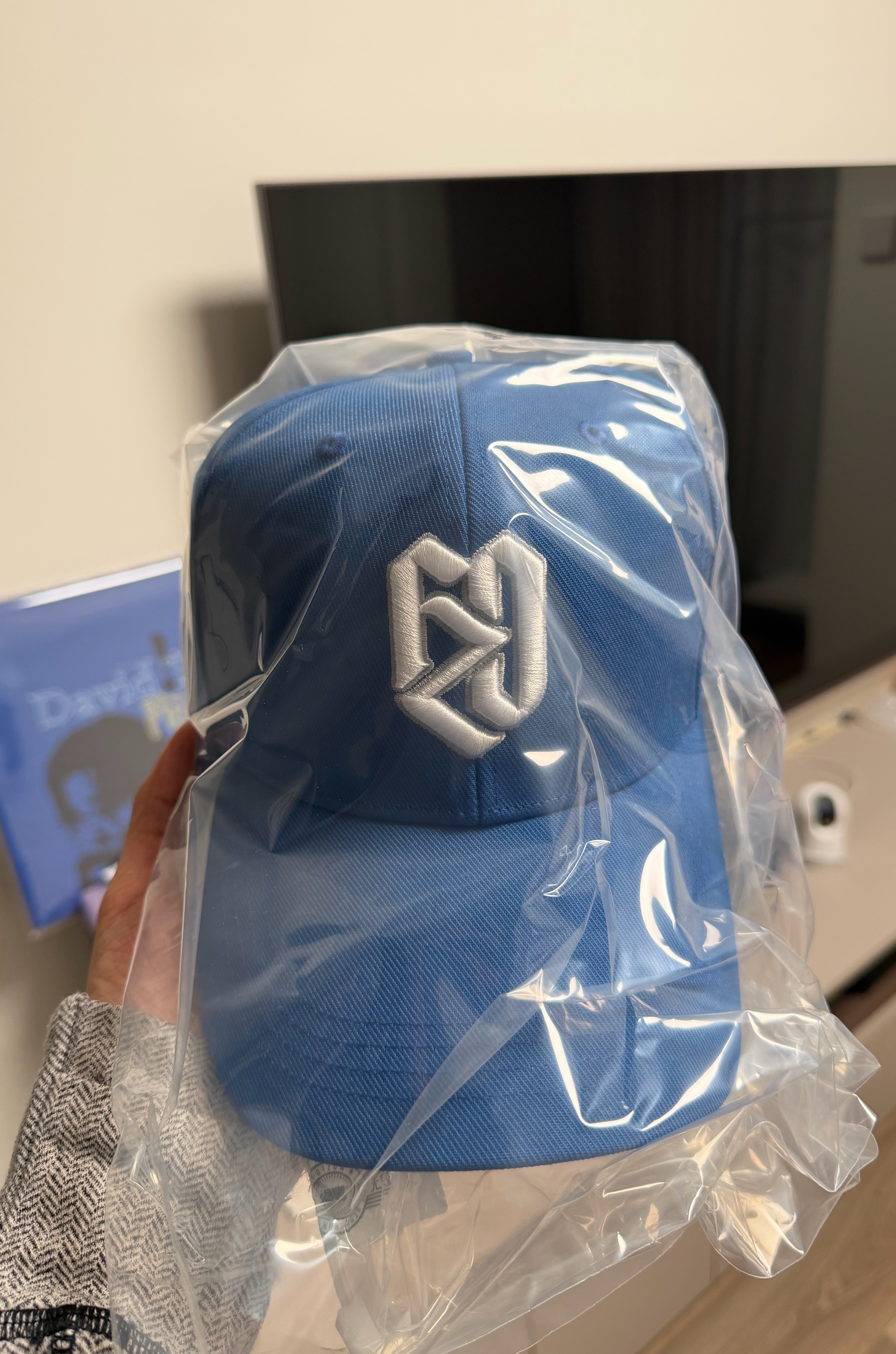 收到一顶帽子，不多说了。转发本条，抽1位朋友送出。🤍💙  抽奖详情