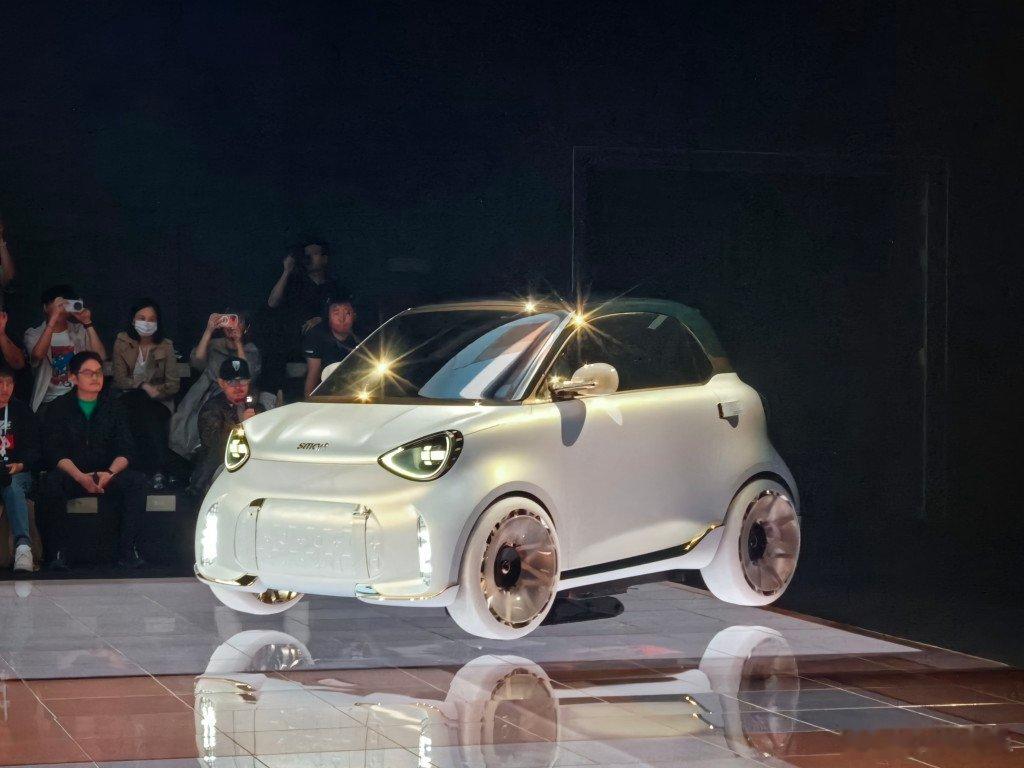 概念车的95%是量产车我特别喜欢这个前后大灯，把smart的logo轮廓融入了设