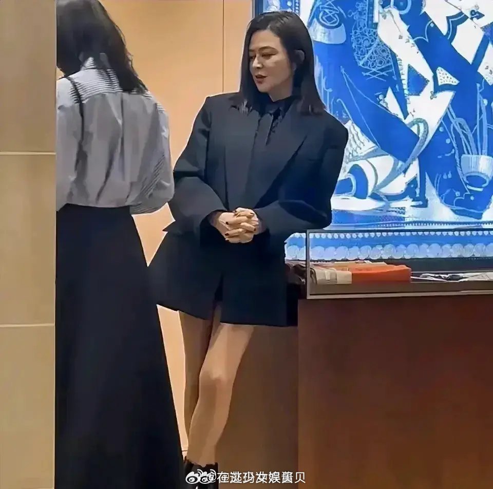 没想到吧，关之琳都已经62岁了，还穿西装玩下半身失踪？这时尚感也太绝了吧 