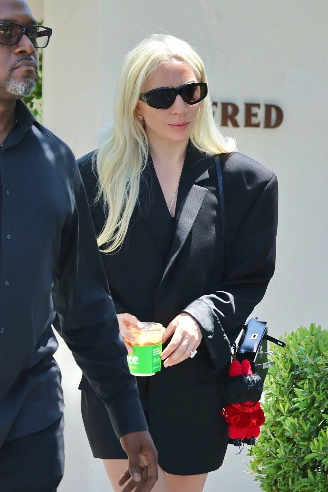 Lady Gaga 今日翻牌 Labubu 上街，她翻牌的是一个粉丝爆改的 La