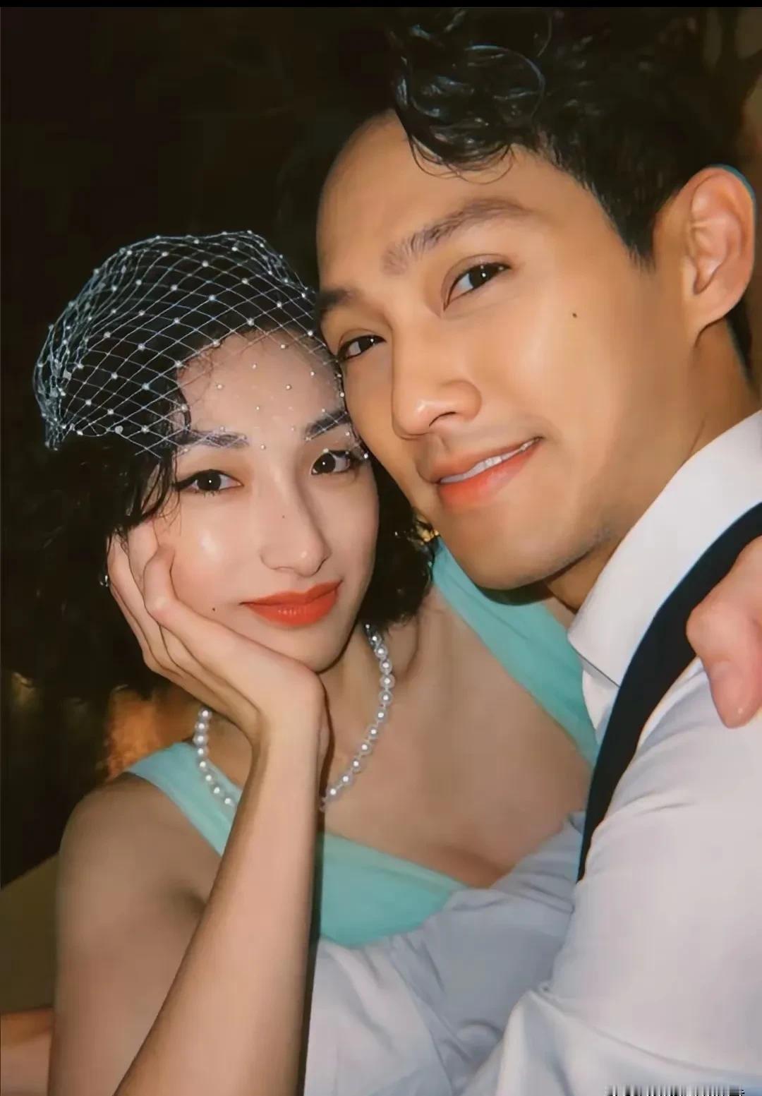 黄恺杰结婚了，对象是圈外金融女刘凯茵。
婚礼低调，新娘气质像极了年轻赵雅芝。
网