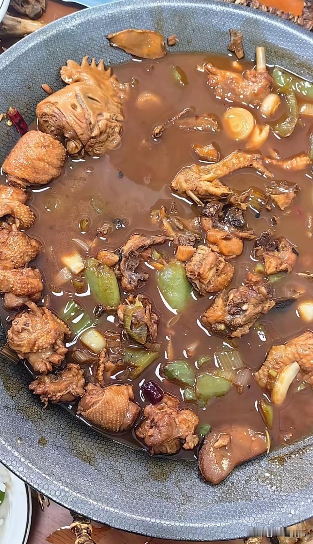 说出来你信吗？
点了一份炒鸡，鸡脖子都能围着锅转半圈了，这事说出来谁也不能信，但