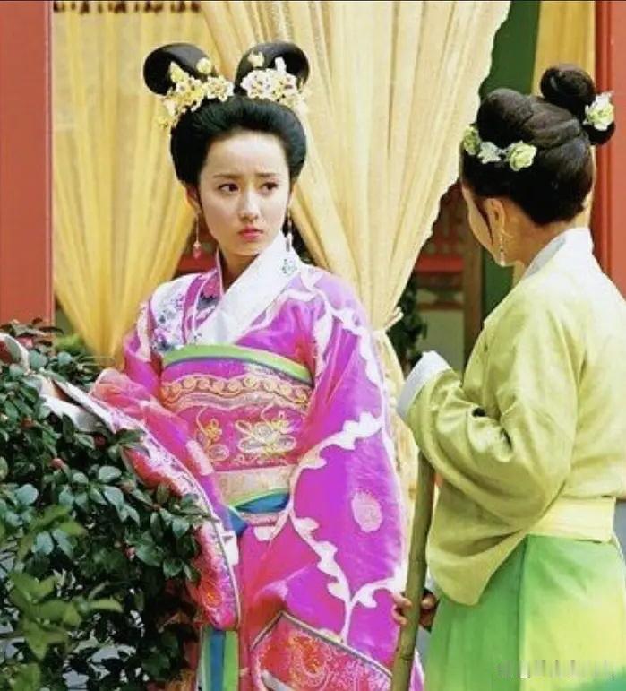 邵宸妃出身江南贫寒之家，早年入宫便在万贵妃专权的后宫里沉心自守，不涉争斗、不结党