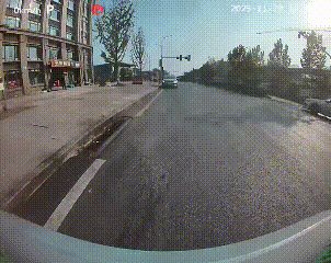 这是履带装甲车与轿车相撞！
目测白色轿车全责，白色轿车左转弯判断失误，造成白色轿