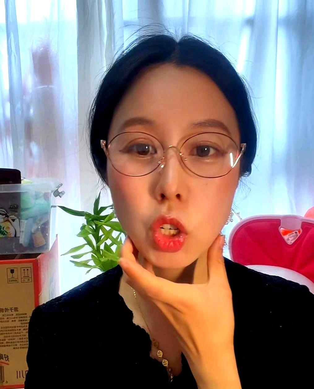 劝粉丝上班，自己大年初八开直播？
 
换做是你，刚劝完粉丝回去上班转天就开播，这