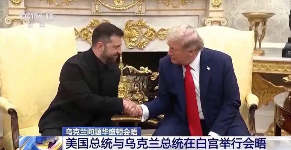 泽连斯基的着装之事，真真切切演成了一场闹剧。今年2月，他在白宫会晤时未着西装，遭