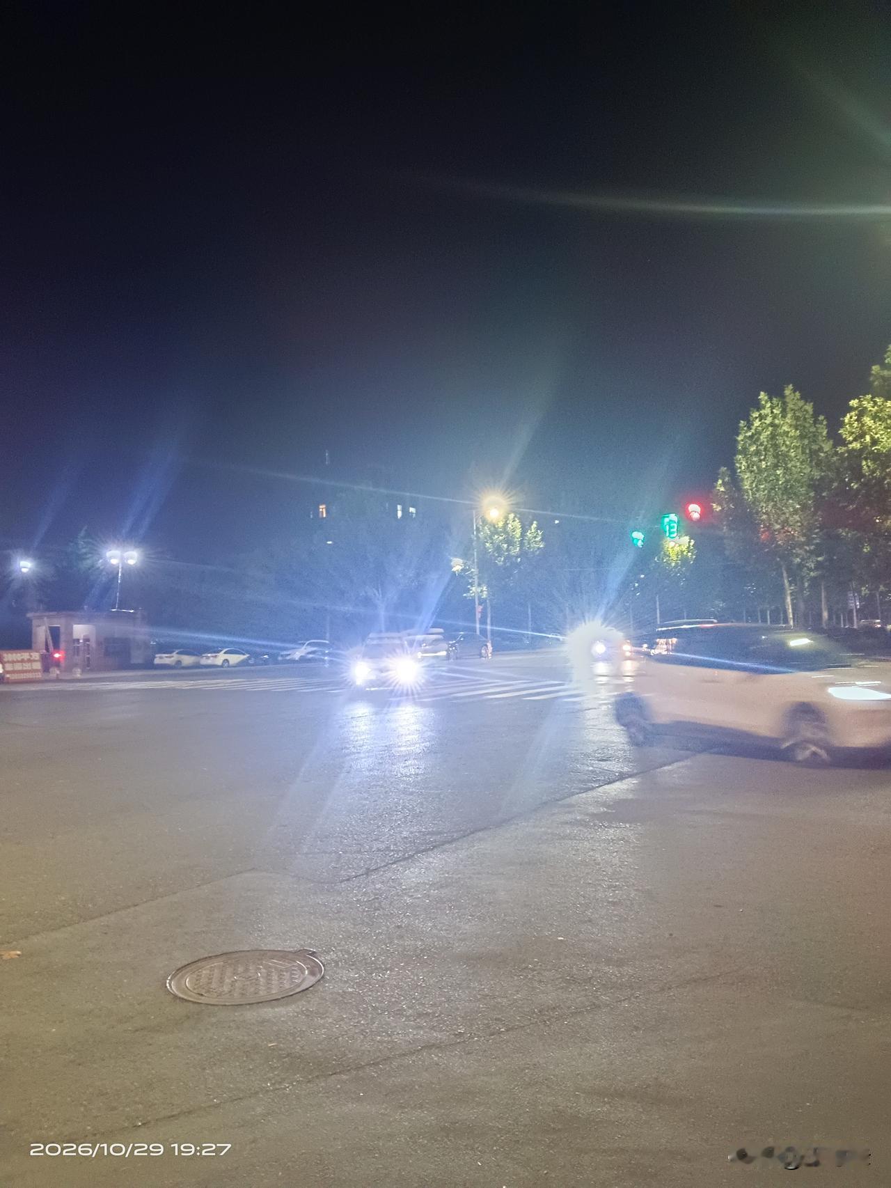荥阳豫龙飞凤路、郑上路沿线，小区密集、学校工厂众多，现在公共交通存在两处明显短板