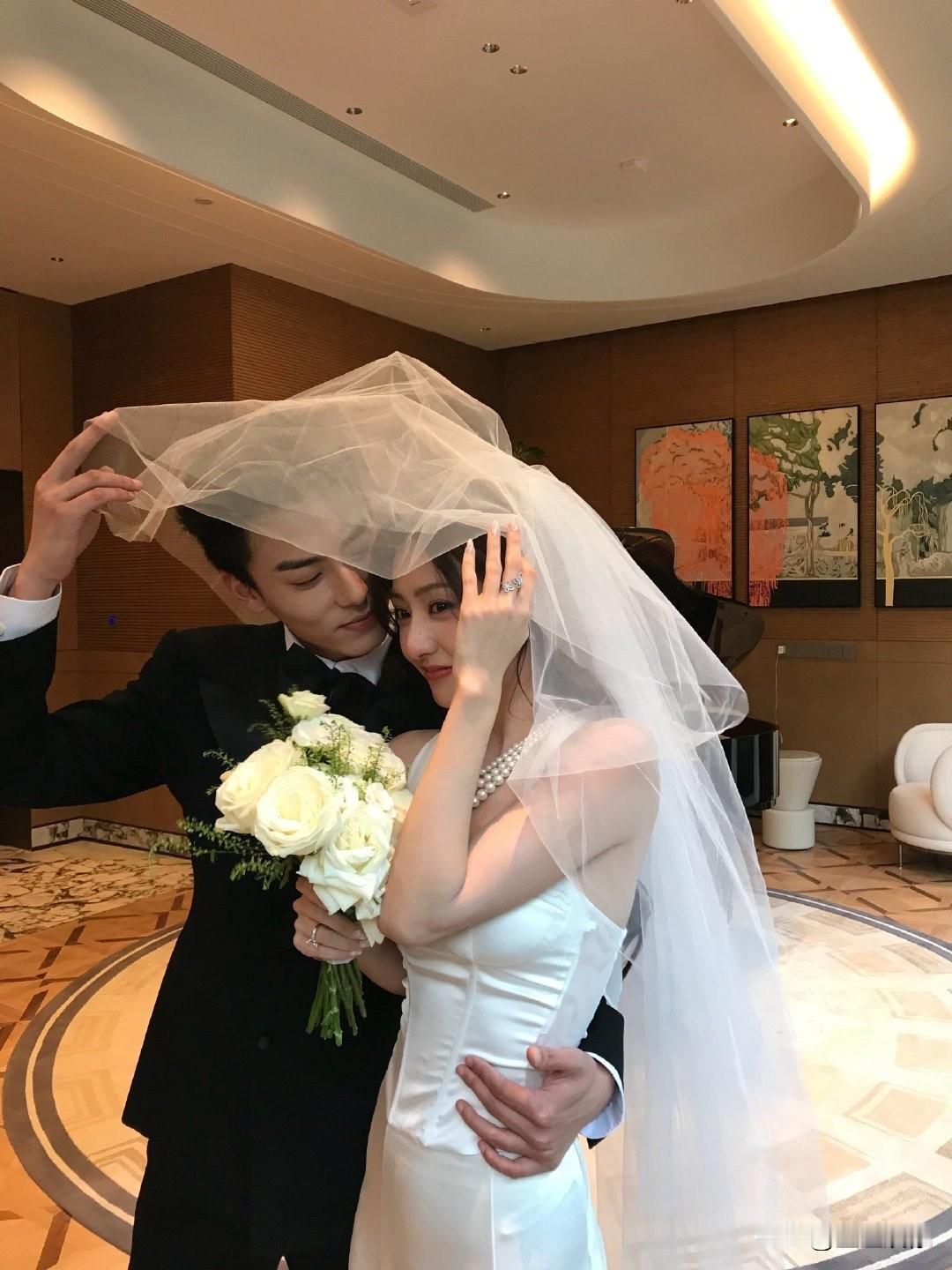真的太能理解圈内男演员的挣扎了。胡连馨属于骨相皮相双在线的顶级颜值，清冷明艳兼具