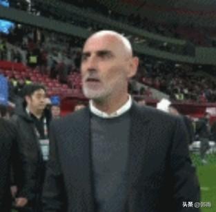 瞧瞧这位外籍主教练的“精彩”表现，实在令人无言以对。
两年多来，他一直就是个“窝