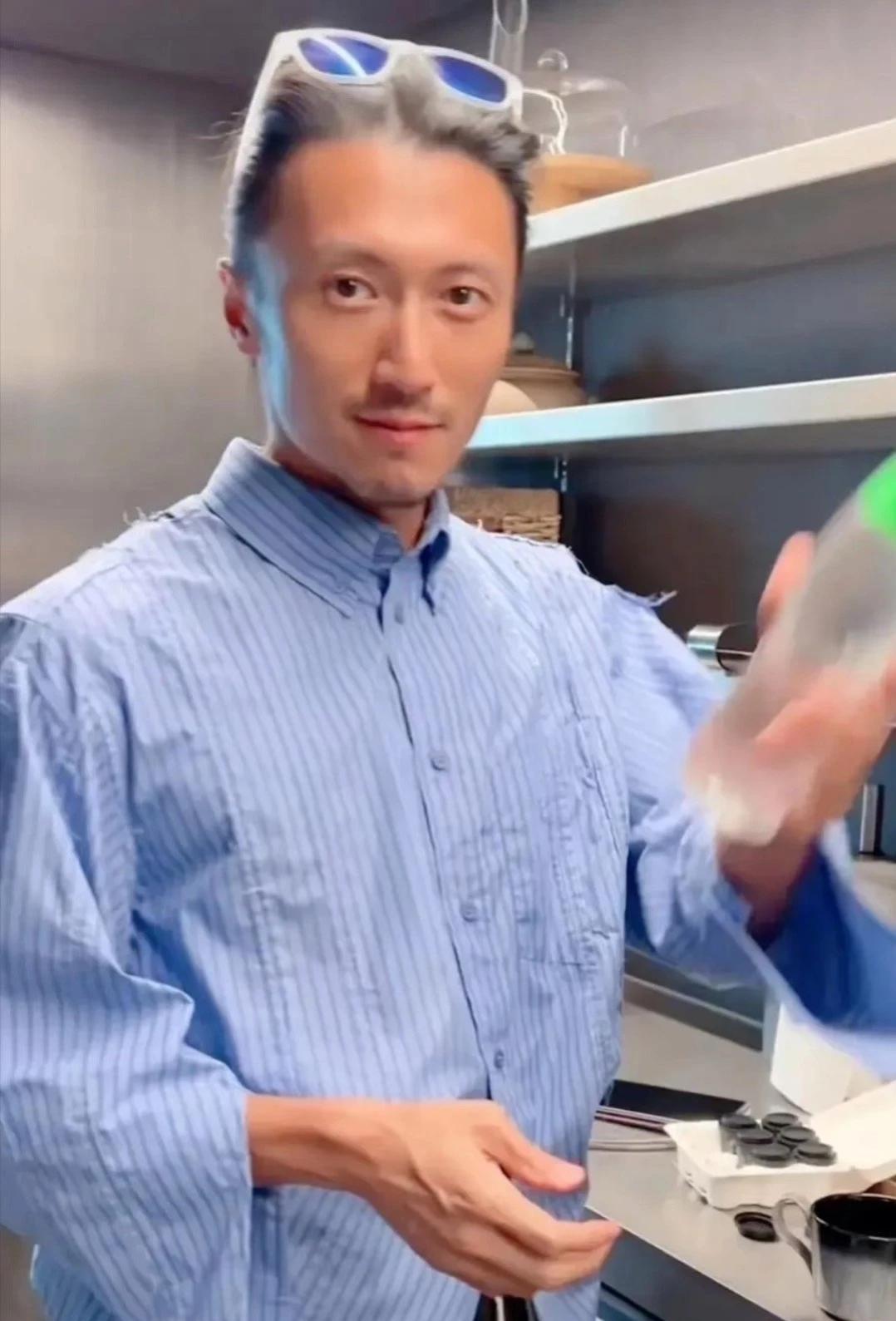 43岁的谢霆锋近照曝光，头发白了不少，看起来和54岁的王菲相比，状态差了好大一截