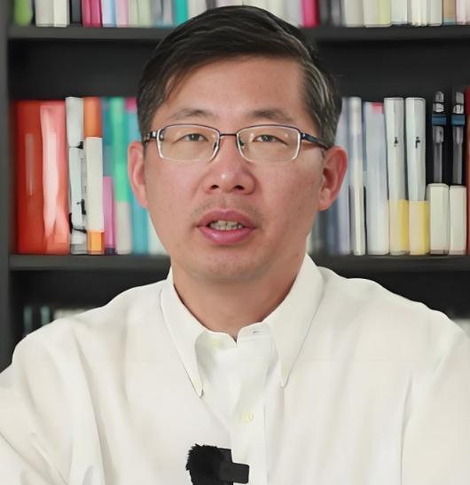 郑毓煌，寒门出身的超级学霸，清华博导，哥伦比亚大学博士，他说：“我为底层人民说话