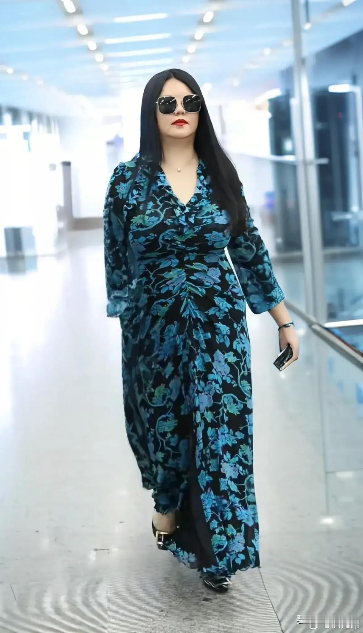 特地查了一下李湘和女儿旅游回来时穿的衣服实在不可思议大富婆李湘，她身上穿的这件宝