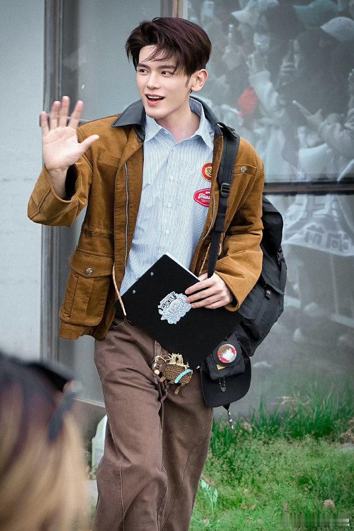 卖萌直播间超燃青春的合唱随手点开直接沦陷其中，全程高甜卖萌不间断。女孩子的可爱是