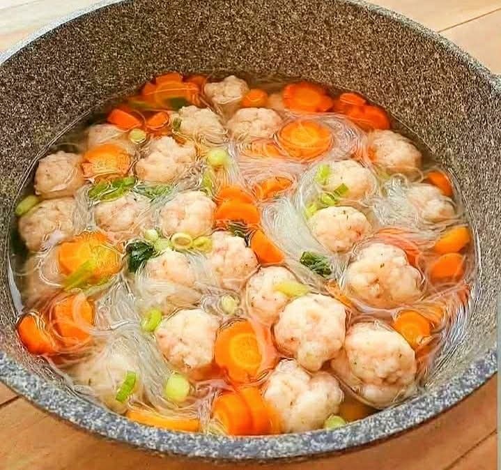 🌵虾球汤成分👇500 克新鲜虾，切碎200 克 木薯粉2 个 蛋白3 瓣大蒜