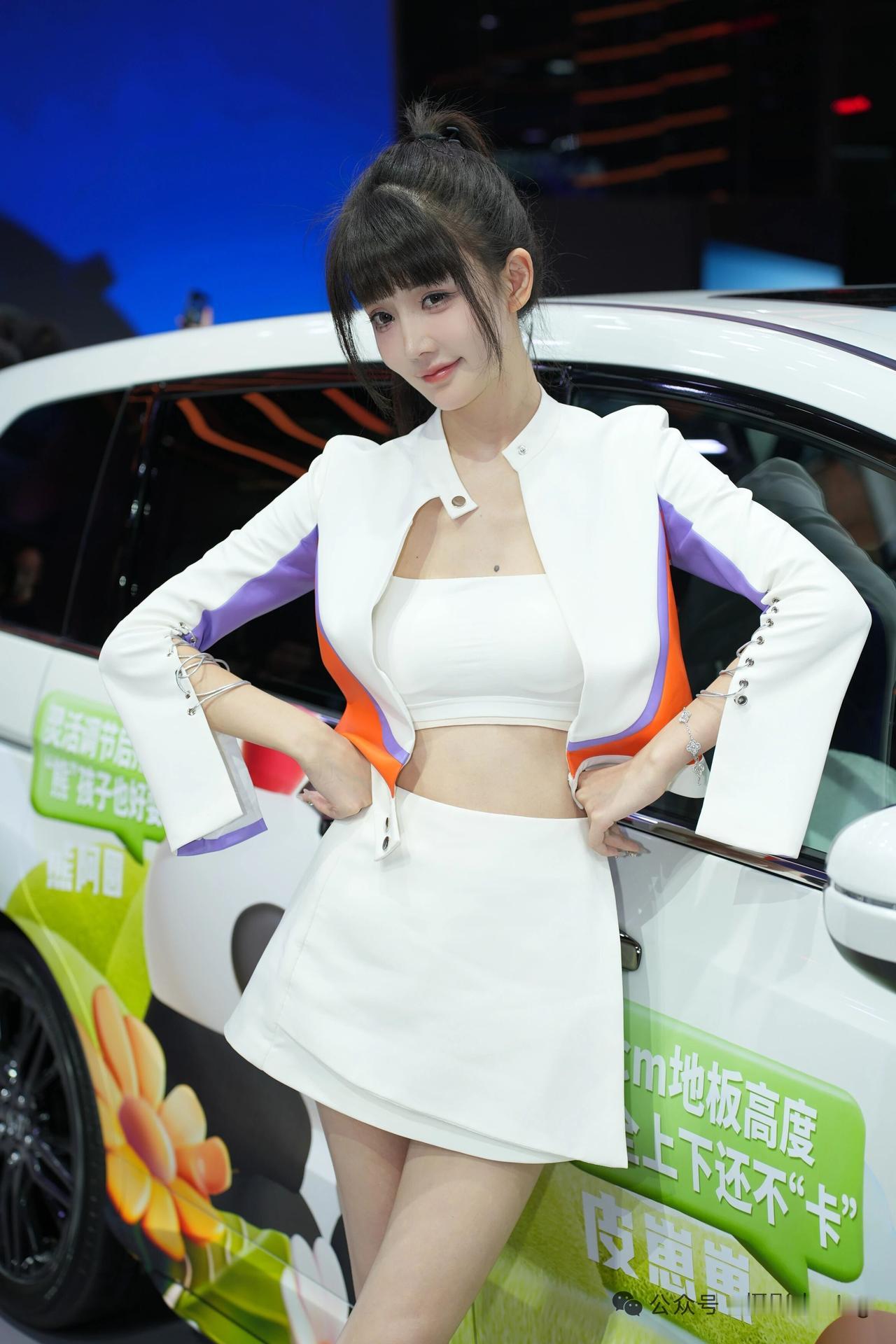 时尚穿搭指南：白衣少女与炫酷汽车的完美搭配！