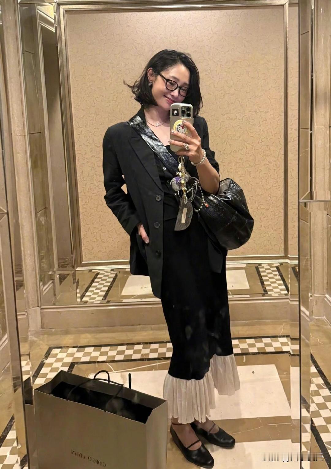 白百何参加儿子毕业典礼刷到这张图突然有点感慨！记忆里元宝还是那个被白百何抱在怀里