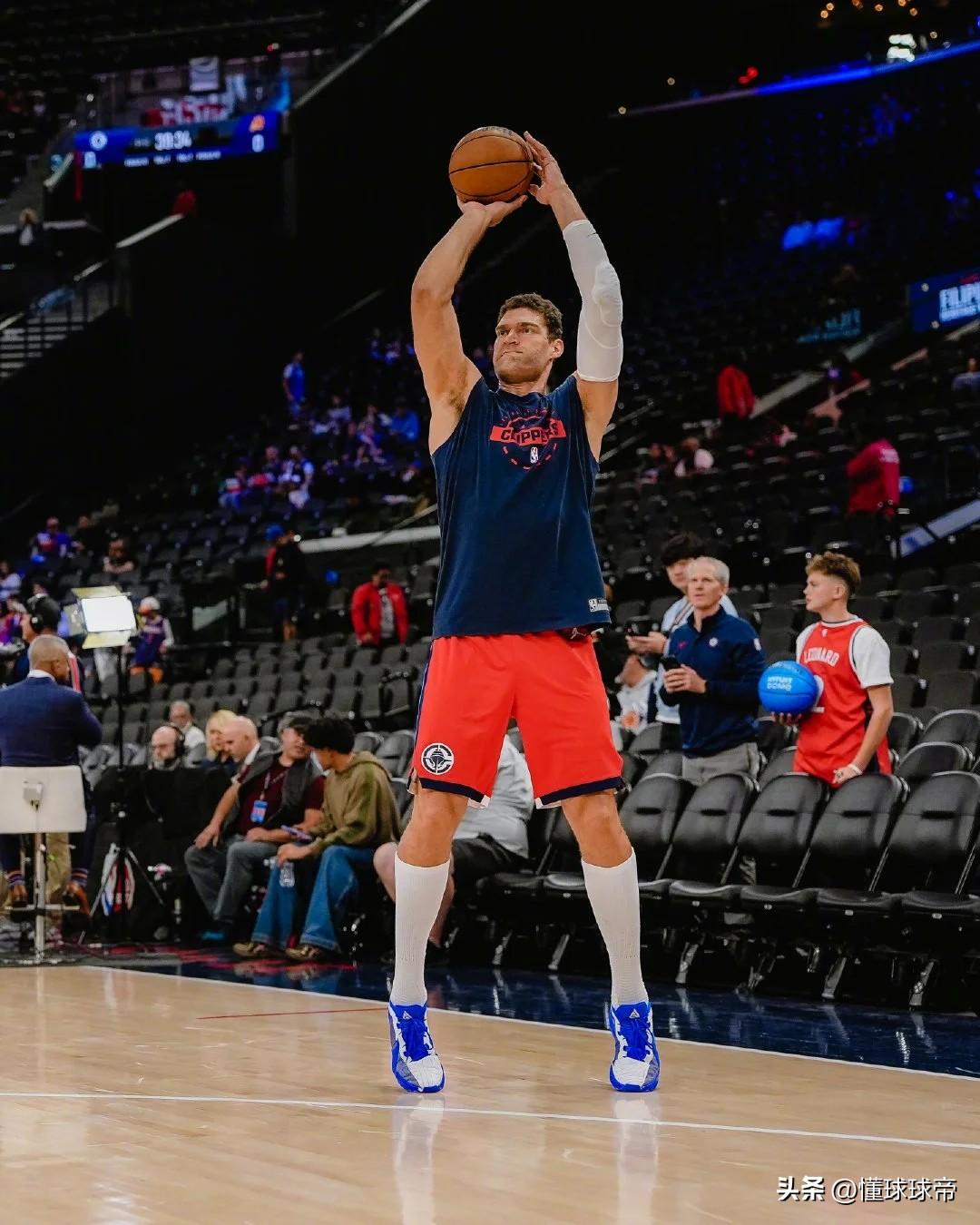 现代中锋的祖师爷，大洛佩斯成为NBA历史第一人！

在今天快船与独行侠的比赛中，