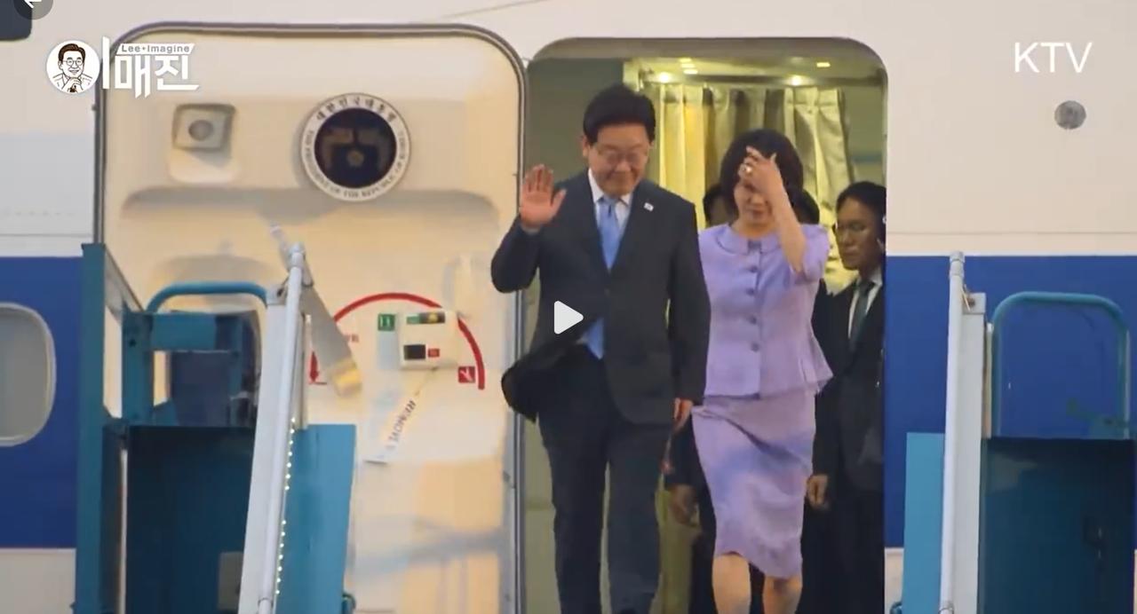 4月21日李在明抵达河内机场，下飞机时的小细节太体贴了吧！他走出舷梯显对着镜头挥