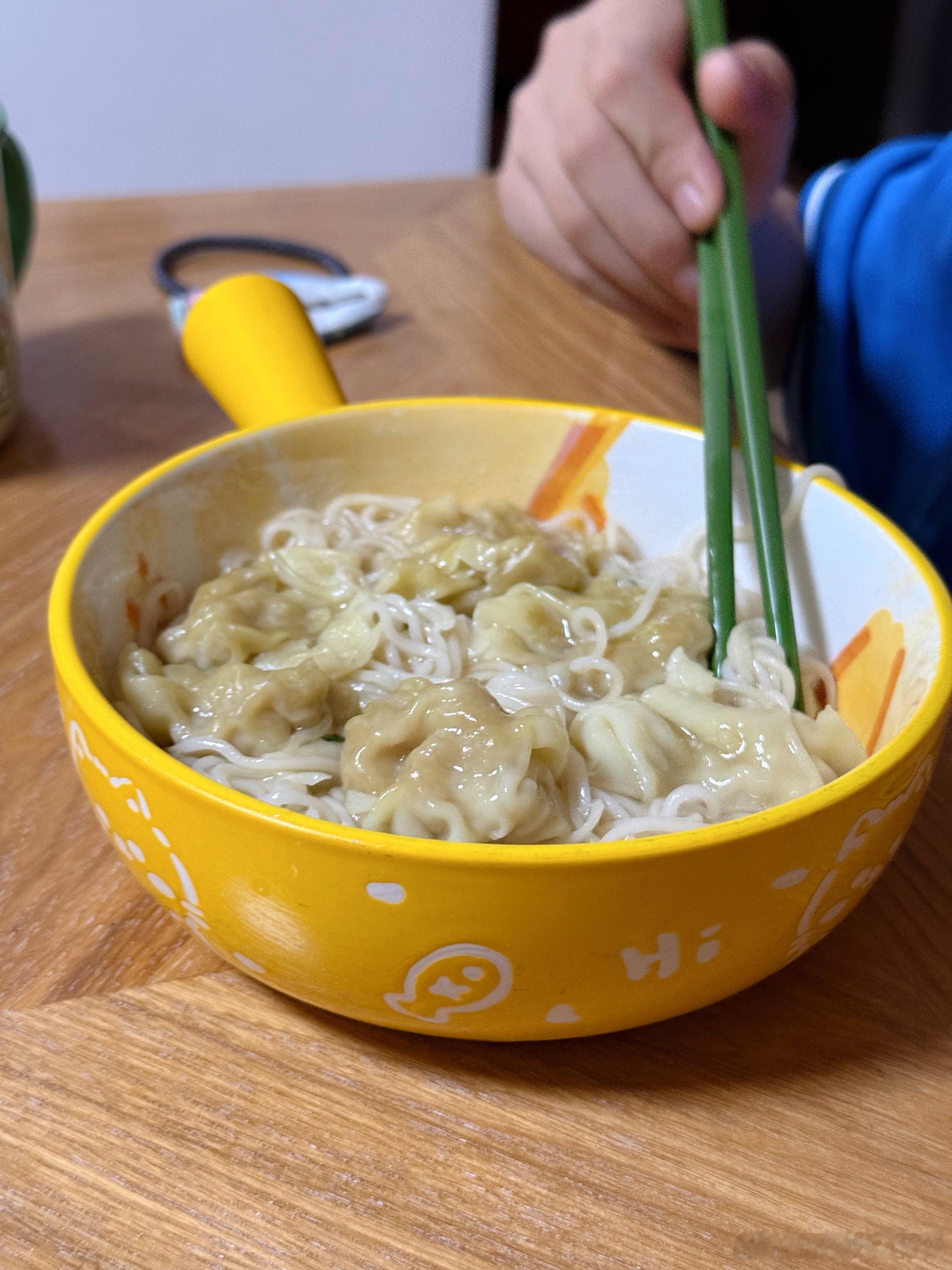 威威昨天要去买云吞，然后早餐可以吃云吞面（昨晚回来立马都煮了云吞面），梅梅一开始