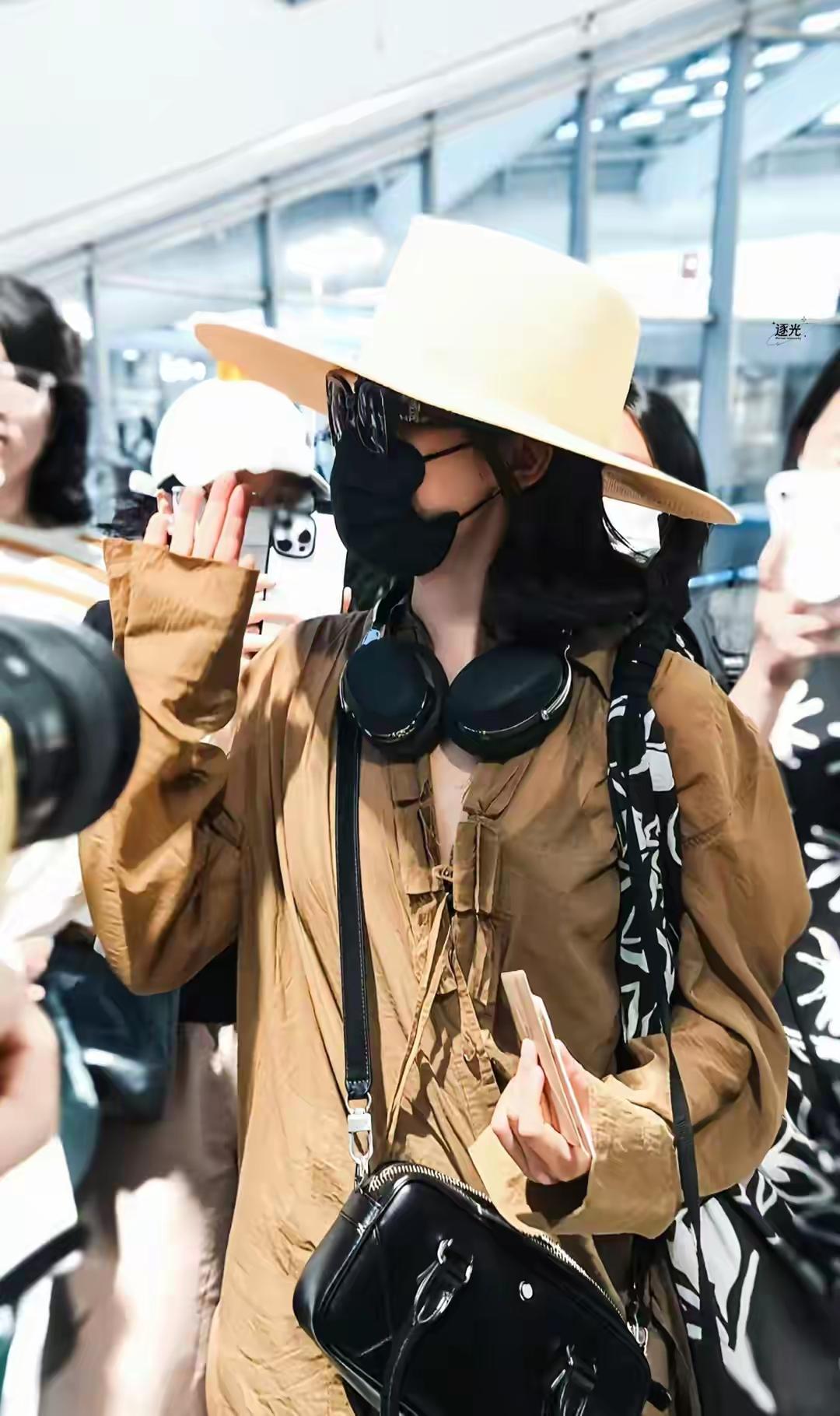 辛芷蕾获得了威尼斯影后后，开心回国，机场被粉丝围拍，暖心与粉丝互动好甜蜜！
辛芷
