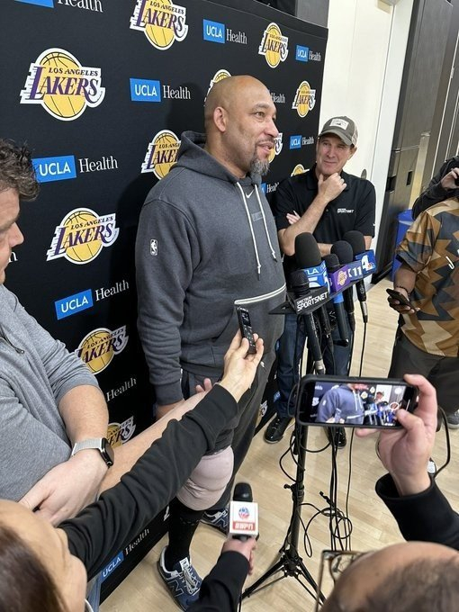 今日湖人主帅哈姆右膝盖缠着绷带，哈姆表示“这是旧伤，我明日的比赛出战成疑！”#湖