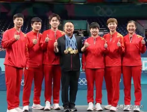 国乒的宝贝和教练一起在领奖台上庆祝胜利，谁的笑容最灿烂？