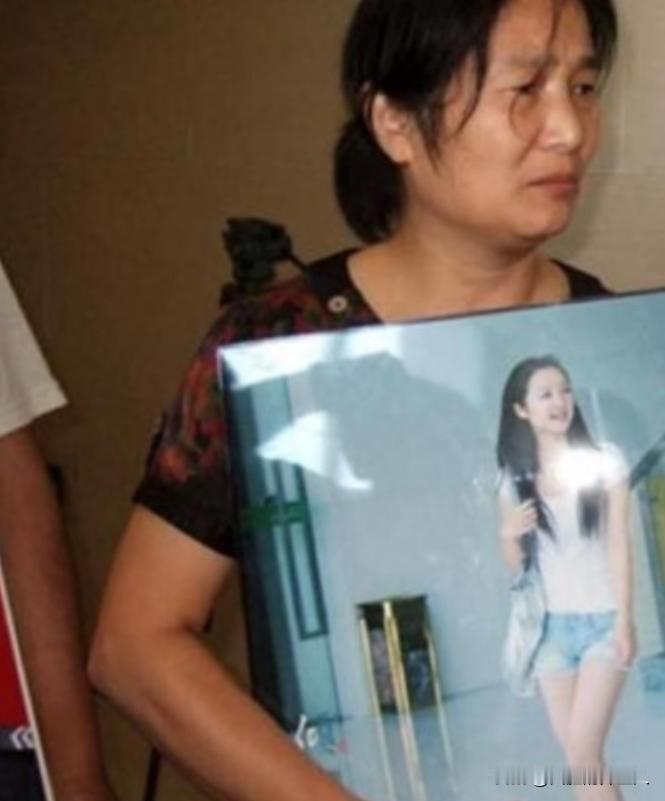 2011年，21岁选美冠军杨晓丹和男友被歹徒绑架，3名歹徒将杨晓丹男友杀害后，又