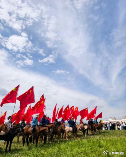 内蒙古那达慕大会，骑手们高举五星红旗，外蒙网友酸了。以前外网上，许多外蒙网友搬运